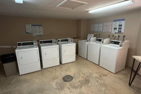 Condo in Miami, Florida, 2 bedrooms  № 2241604 - photo 30