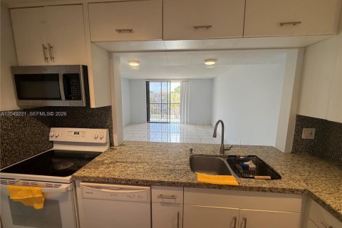 Condo in Miami, Florida, 2 bedrooms  № 2241604 - photo 7