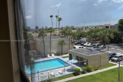 Condo in Miami, Florida, 2 bedrooms  № 2241604 - photo 25