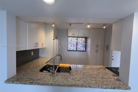 Condo in Miami, Florida, 2 bedrooms  № 2241604 - photo 9