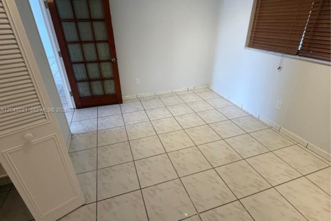 Condo in Miami, Florida, 2 bedrooms  № 2241604 - photo 13