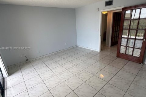 Condo in Miami, Florida, 2 bedrooms  № 2241604 - photo 17