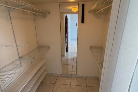 Condo in Miami, Florida, 2 bedrooms  № 2241604 - photo 18