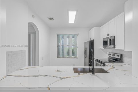 Townhouse in Pembroke Pines, Florida 3 bedrooms, 128.11 sq.m. № 1926881 - photo 9