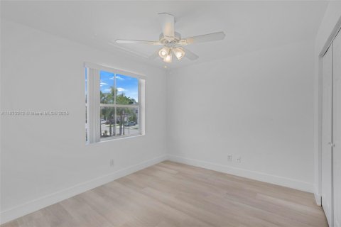 Townhouse in Pembroke Pines, Florida 3 bedrooms, 128.11 sq.m. № 1926881 - photo 19