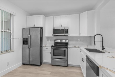 Townhouse in Pembroke Pines, Florida 3 bedrooms, 128.11 sq.m. № 1926881 - photo 10