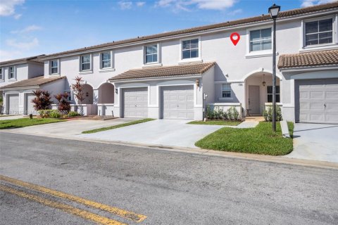 Townhouse in Pembroke Pines, Florida 3 bedrooms, 128.11 sq.m. № 1926881 - photo 2