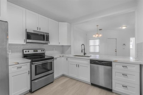 Townhouse in Pembroke Pines, Florida 3 bedrooms, 128.11 sq.m. № 1926881 - photo 11