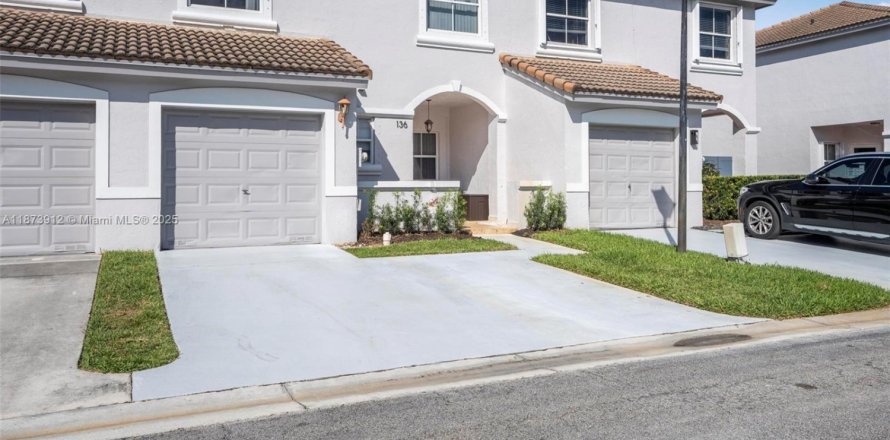 Townhouse in Pembroke Pines, Florida 3 bedrooms, 128.11 sq.m. № 1926881