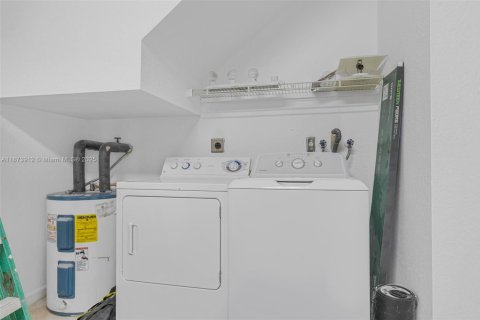 Townhouse in Pembroke Pines, Florida 3 bedrooms, 128.11 sq.m. № 1926881 - photo 23