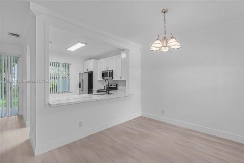 Townhouse in Pembroke Pines, Florida 3 bedrooms, 128.11 sq.m. № 1926881 - photo 5