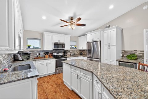 Casa en venta en Cape Coral, Florida, 3 dormitorios, 182 m2 № 2046591 - foto 5