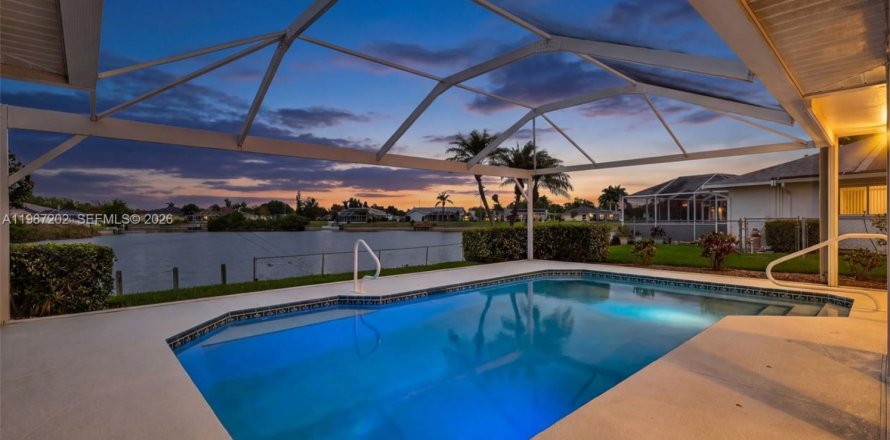 Casa en Cape Coral, Florida 3 dormitorios, 182 m2 № 2046591