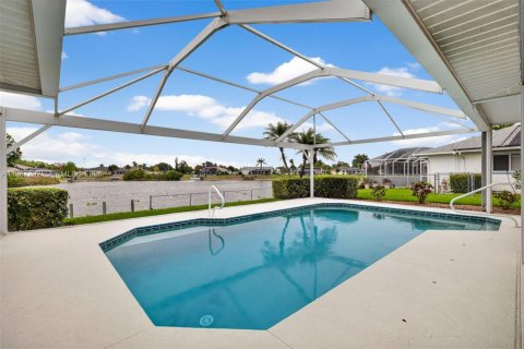 Casa en venta en Cape Coral, Florida, 3 dormitorios, 182 m2 № 2046591 - foto 27