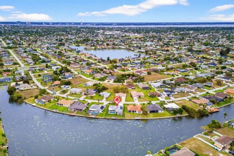 Casa en venta en Cape Coral, Florida, 3 dormitorios, 182 m2 № 2046591 - foto 3