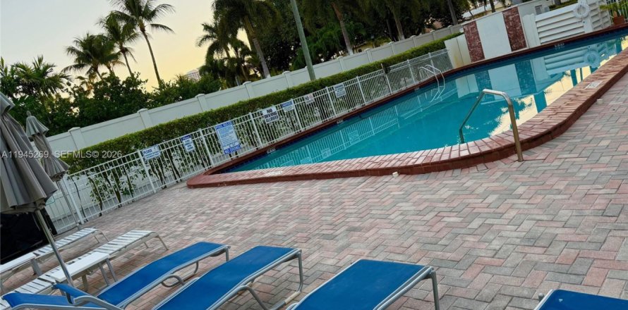 Кондоминиум с 2 спальнями в Халландейл-Бич, Флорида № 2001889