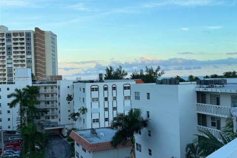 Купить кондоминиум в Халландейл-Бич, Флорида 2 спальни, 111.48м2, № 2001889 - фото 13