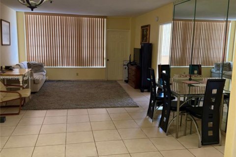 Купить кондоминиум в Халландейл-Бич, Флорида 2 спальни, 111.48м2, № 2001889 - фото 14