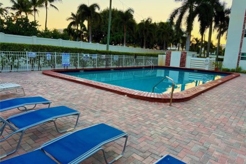 Купить кондоминиум в Халландейл-Бич, Флорида 2 спальни, 111.48м2, № 2001889 - фото 3