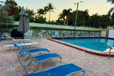 Купить кондоминиум в Халландейл-Бич, Флорида 2 спальни, 111.48м2, № 2001889 - фото 2