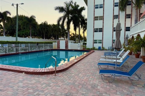 Купить кондоминиум в Халландейл-Бич, Флорида 2 спальни, 111.48м2, № 2001889 - фото 4