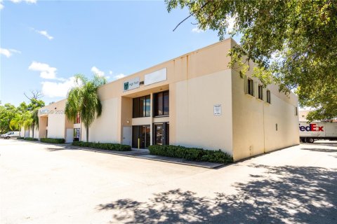 Commercial property in Miami, Florida № 2070988