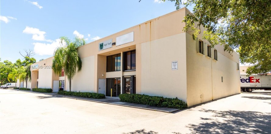 Commercial property in Miami, Florida № 2070988