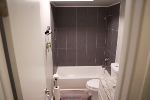 Condo in Brandon, Florida, 2 bedrooms № 2199014 - photo 12
