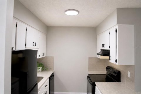 Condo in Brandon, Florida, 2 bedrooms № 2199014 - photo 8