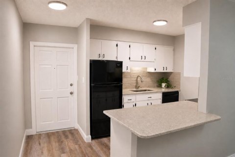 Condo in Brandon, Florida, 2 bedrooms № 2199014 - photo 7
