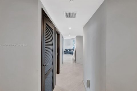 Condo in Miami, Florida, 2 bedrooms  № 1864508 - photo 2