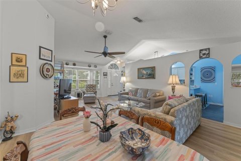 House in Leesburg, Florida 2 bedrooms, 138.98 sq.m. № 2093650 - photo 10
