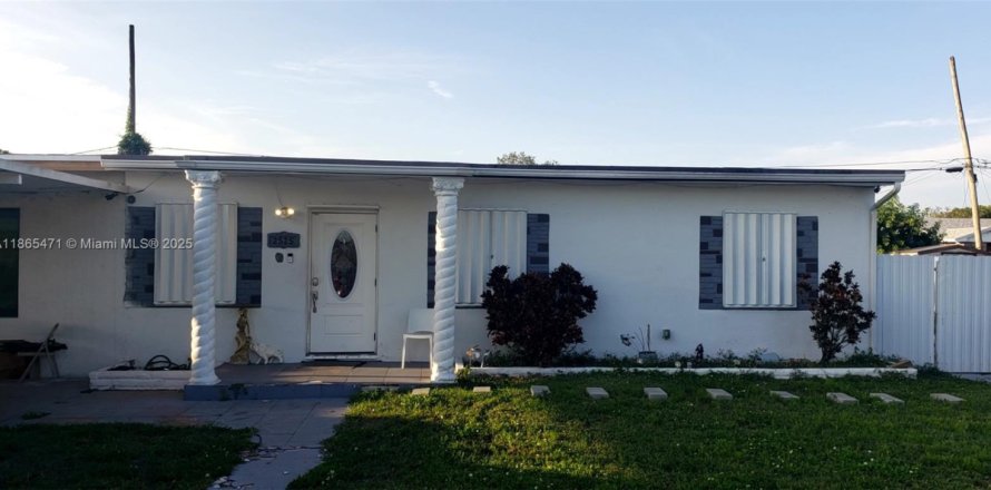 Villa ou maison à Miami Gardens, Floride 3 chambres № 2015050