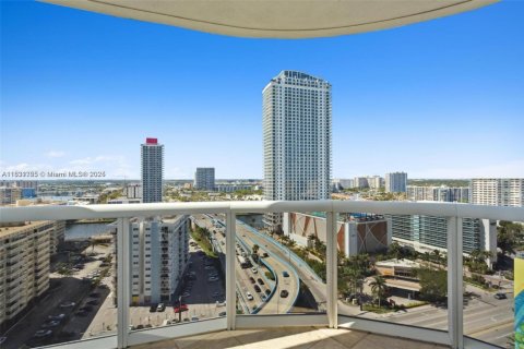 Condo in Hallandale Beach, Florida, 2 bedrooms  № 1888973 - photo 12