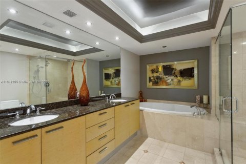Condo in Hallandale Beach, Florida, 2 bedrooms  № 1888973 - photo 23