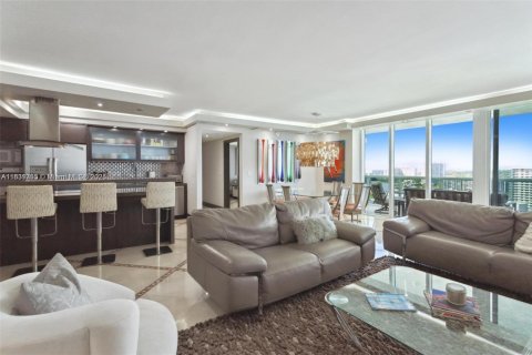 Condo in Hallandale Beach, Florida, 2 bedrooms  № 1888973 - photo 1