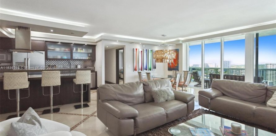 Condo in Hallandale Beach, Florida, 2 bedrooms № 1888973