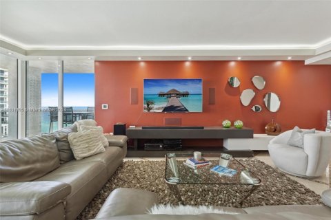 Condo in Hallandale Beach, Florida, 2 bedrooms  № 1888973 - photo 3