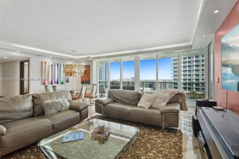 Condo in Hallandale Beach, Florida, 2 bedrooms  № 1888973 - photo 4