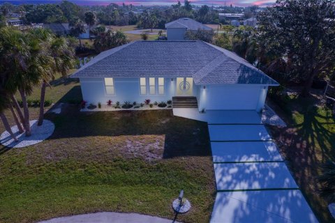 House in Punta Gorda, Florida 3 bedrooms, 141.4 sq.m. № 1903920 - photo 1