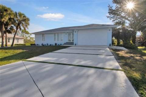 House in Punta Gorda, Florida 3 bedrooms, 141.4 sq.m. № 1903920 - photo 28