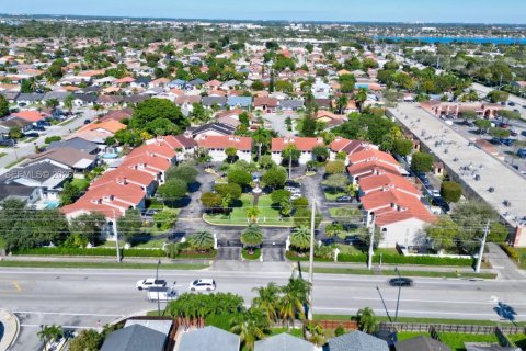 Touwnhouse à louer à Miami, Floride: 3 chambres, 133.78 m2 № 2020357 - photo 2