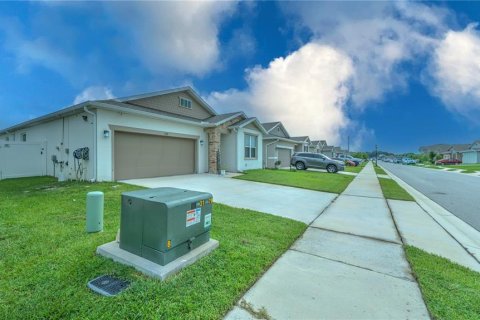 House in MATTIE POINTE in Auburndale, Florida 4 bedrooms, 216 sq.m. № 2236489 - photo 2