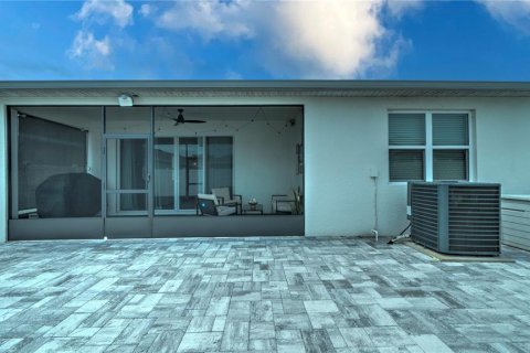 House in MATTIE POINTE in Auburndale, Florida 4 bedrooms, 216 sq.m. № 2236489 - photo 5