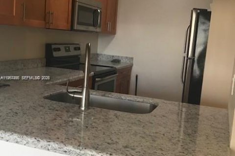 Copropriété à vendre à Pembroke Pines, Floride: 2 chambres, 70.05 m2 № 2081400 - photo 3