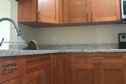 Copropriété à vendre à Pembroke Pines, Floride: 2 chambres, 70.05 m2 № 2081400 - photo 2