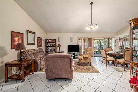 House in Brandon, Florida 3 bedrooms, 145.11 sq.m. № 2227104 - photo 5