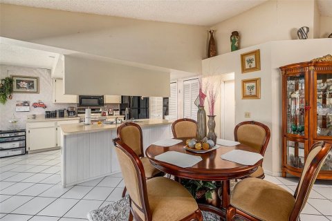 House in Brandon, Florida 3 bedrooms, 145.11 sq.m. № 2227104 - photo 9