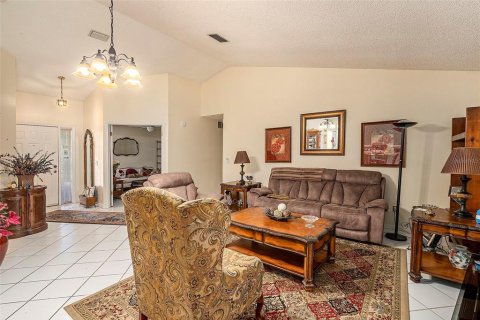 House in Brandon, Florida 3 bedrooms, 145.11 sq.m. № 2227104 - photo 6