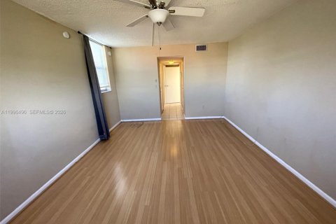 Condominio en alquiler en North Lauderdale, Florida, 1 dormitorio, 77.11 m2 № 2193336 - foto 9